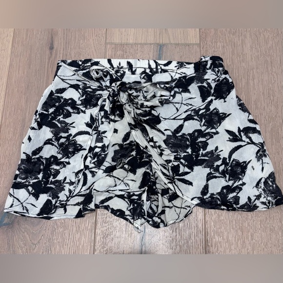 Free People Black White Floral Tie Front Flowy Shorts Boho S - Picture 2 of 4